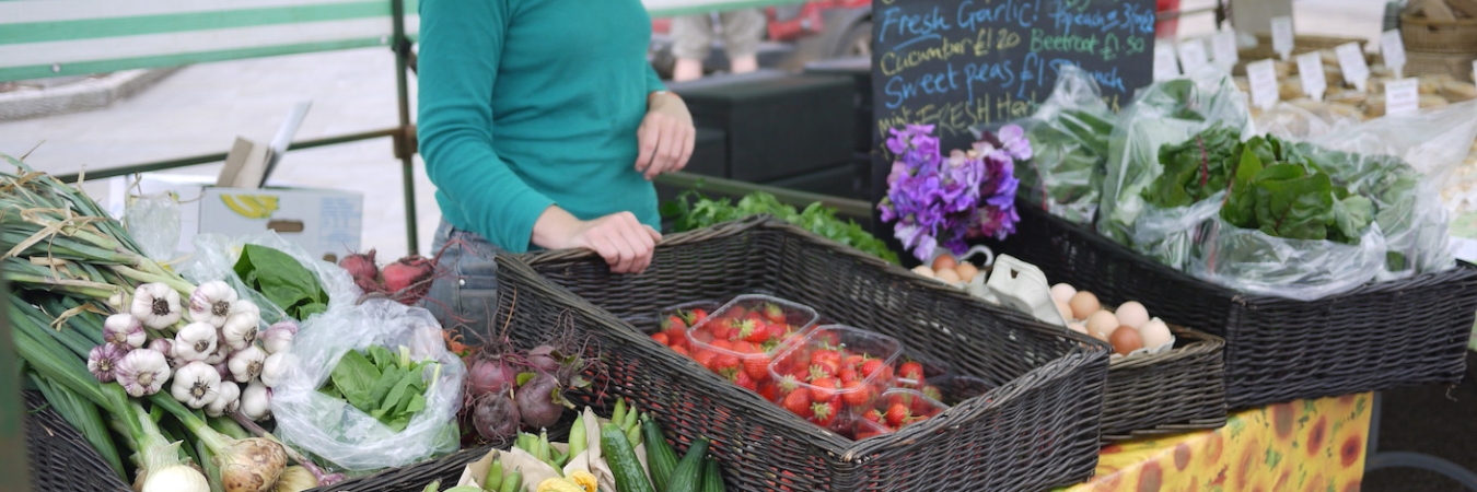 Smallholder-Ruth-OBrien-at-farmers-market_Steepholding