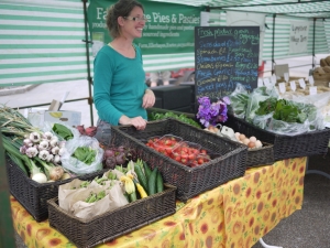 Smallholder-Ruth-OBrien-at-farmers-market_Steepholding