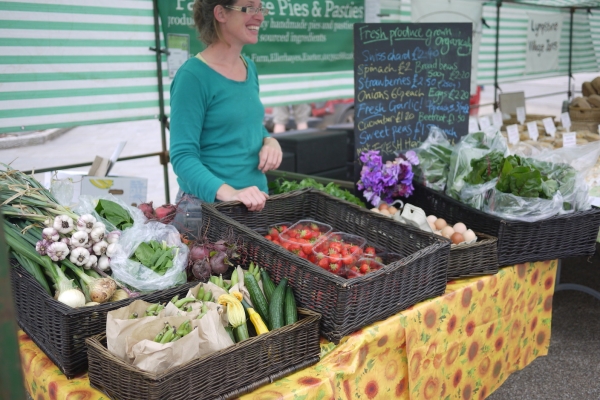 Smallholder-Ruth-OBrien-at-farmers-market_Steepholding