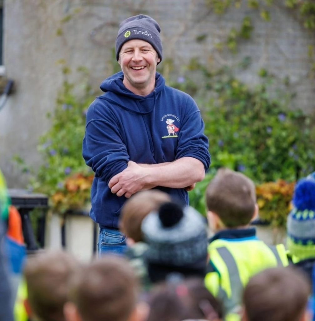 Bruce Thompson of Camcloon Dairy talking to school kids. Courtesy of Bruce Thompson